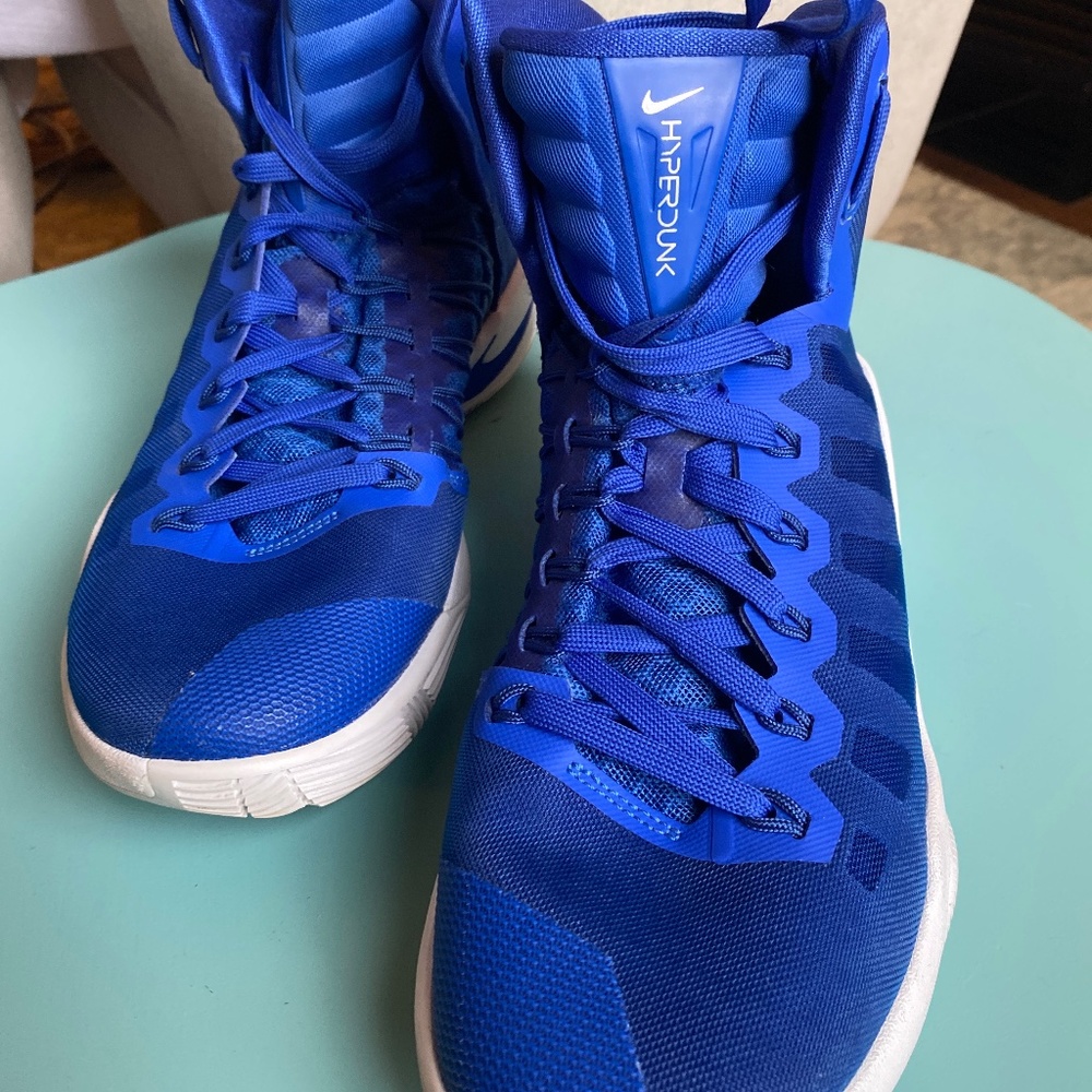 Barely used WOMENS Nike ZOOM basketball sneakers